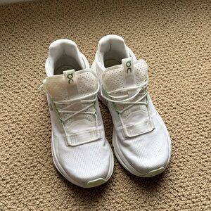 On Running Women’s Cloud Nova size 9